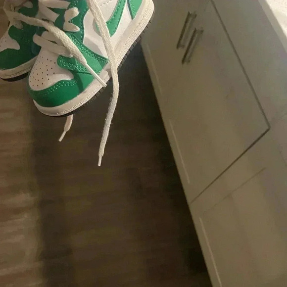 Green and white dunks - Picture 3 of 3